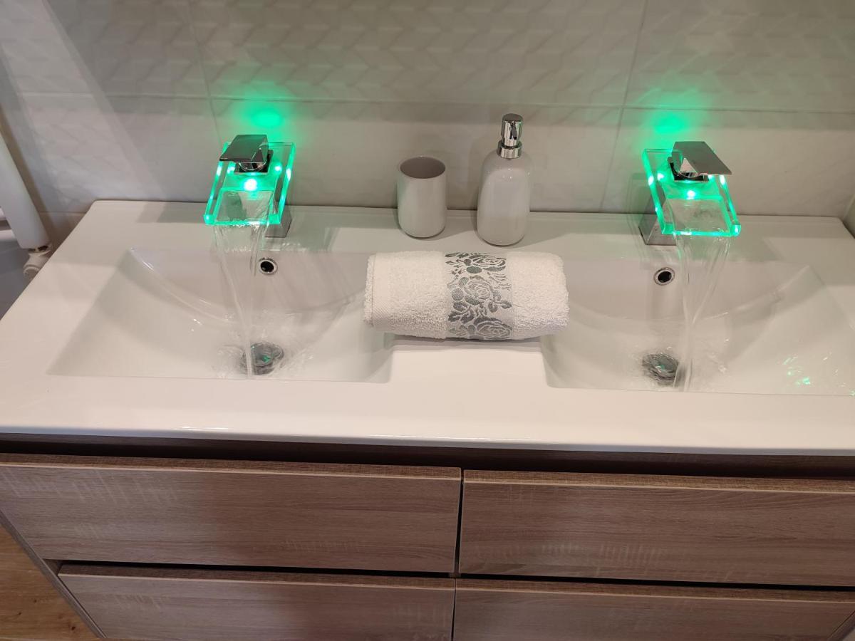 Gamma Apartmanok Es Jakuzzi Мишкольц Экстерьер фото