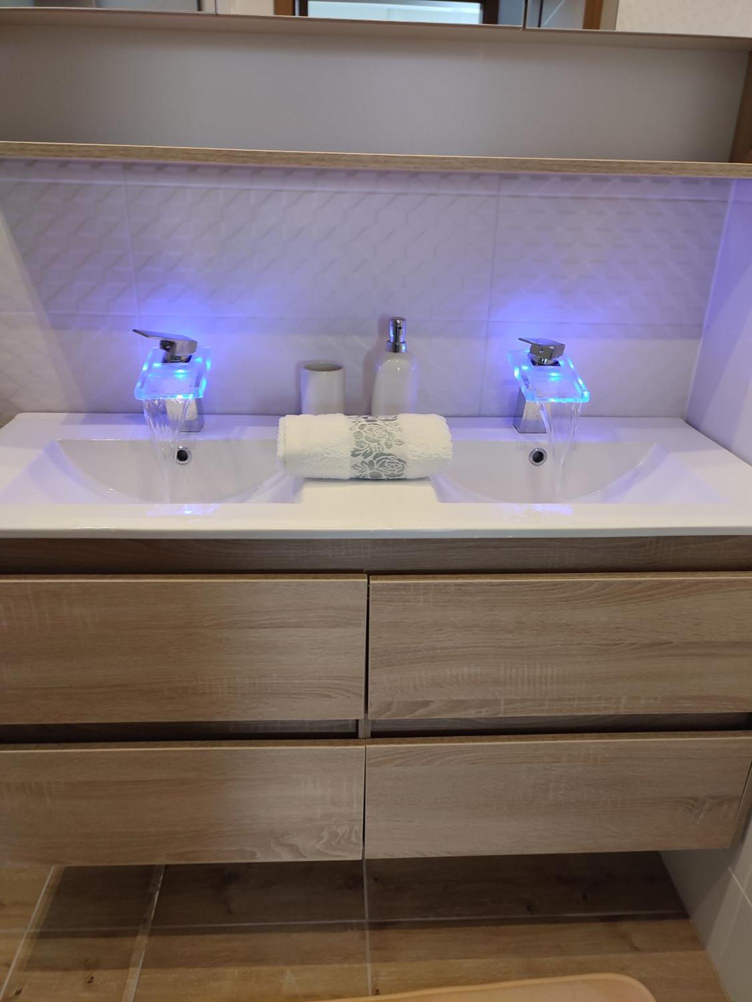 Gamma Apartmanok Es Jakuzzi Мишкольц Номер фото