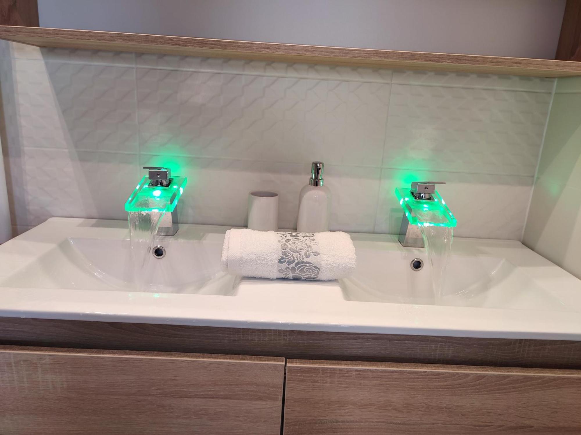 Gamma Apartmanok Es Jakuzzi Мишкольц Номер фото